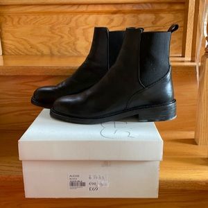 TOPSHOP Black Leather Chelsea Boots